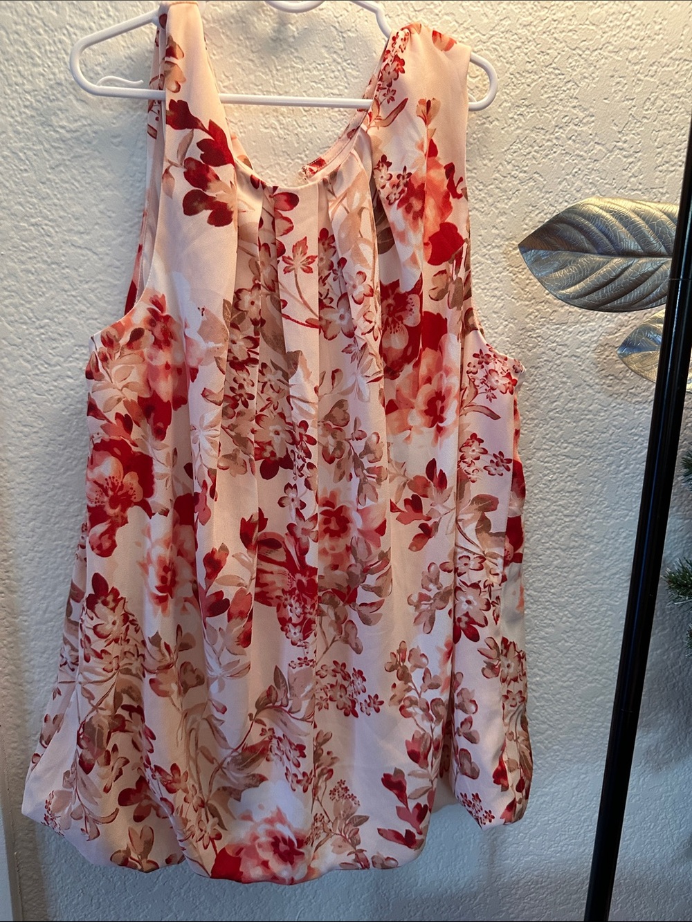 Sleeveless Floral Pleated Camisole - Pink & Red